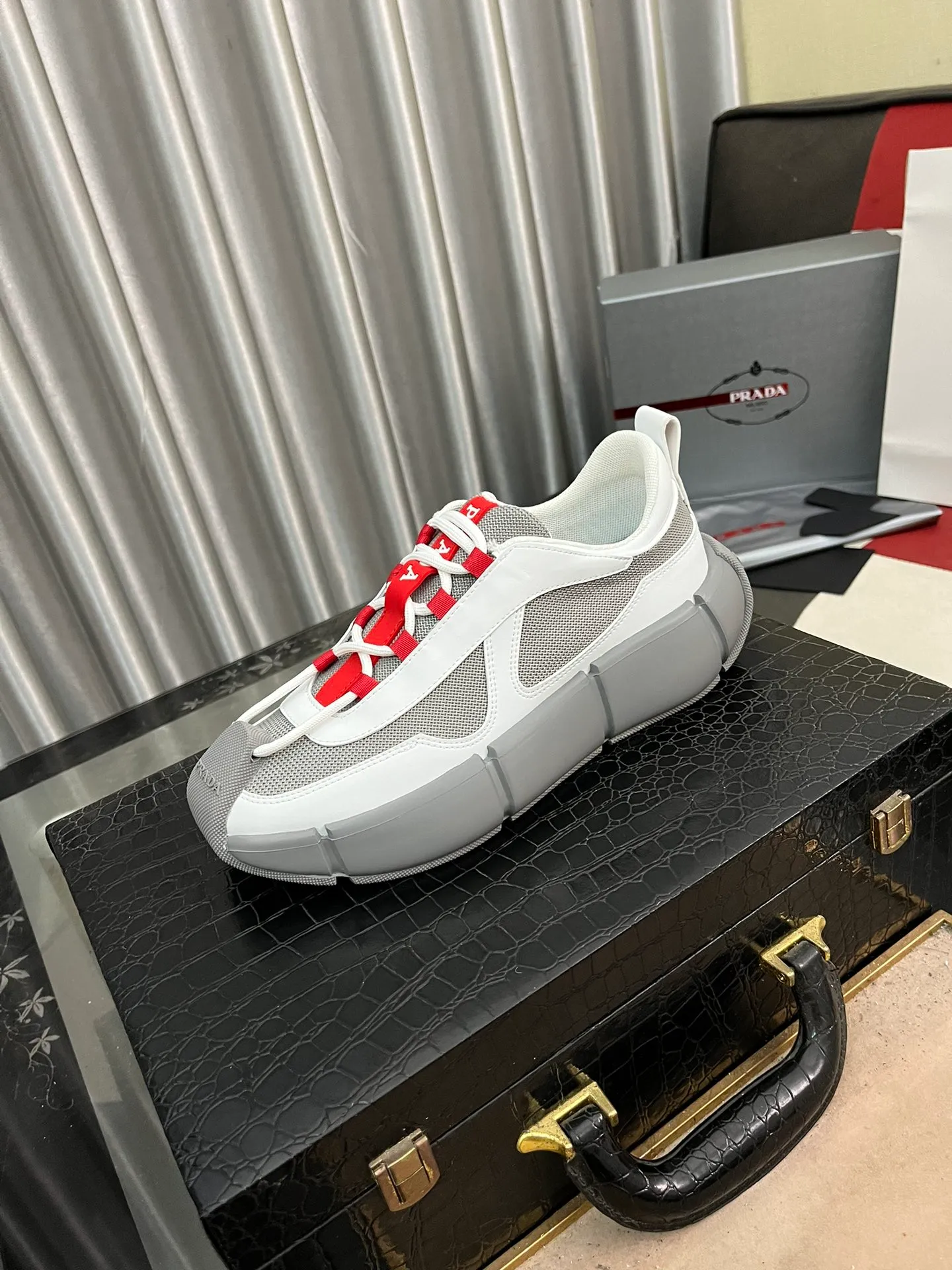 Men's shoes 💰540⌚️⌚️ PRADA/Prada men's lace-up casual sports shoes, the upper is made of cowhide leather and breathable mesh. It is soft, comfortable and breathable. The tongue is decorated with the PRADA brand letter logo. The thick rubber sole echoes the red label tongue. The style is fashionable and elegant. The details are carefully crafted. A super fashionable casual sports shoe with excellent breathability!  Size: 38-443️⃣Colors available
